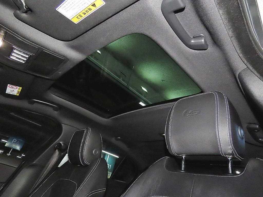 Jaguar XE — photo 16