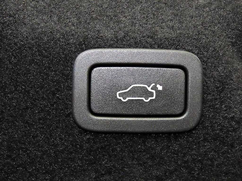 Jaguar XE — photo 17