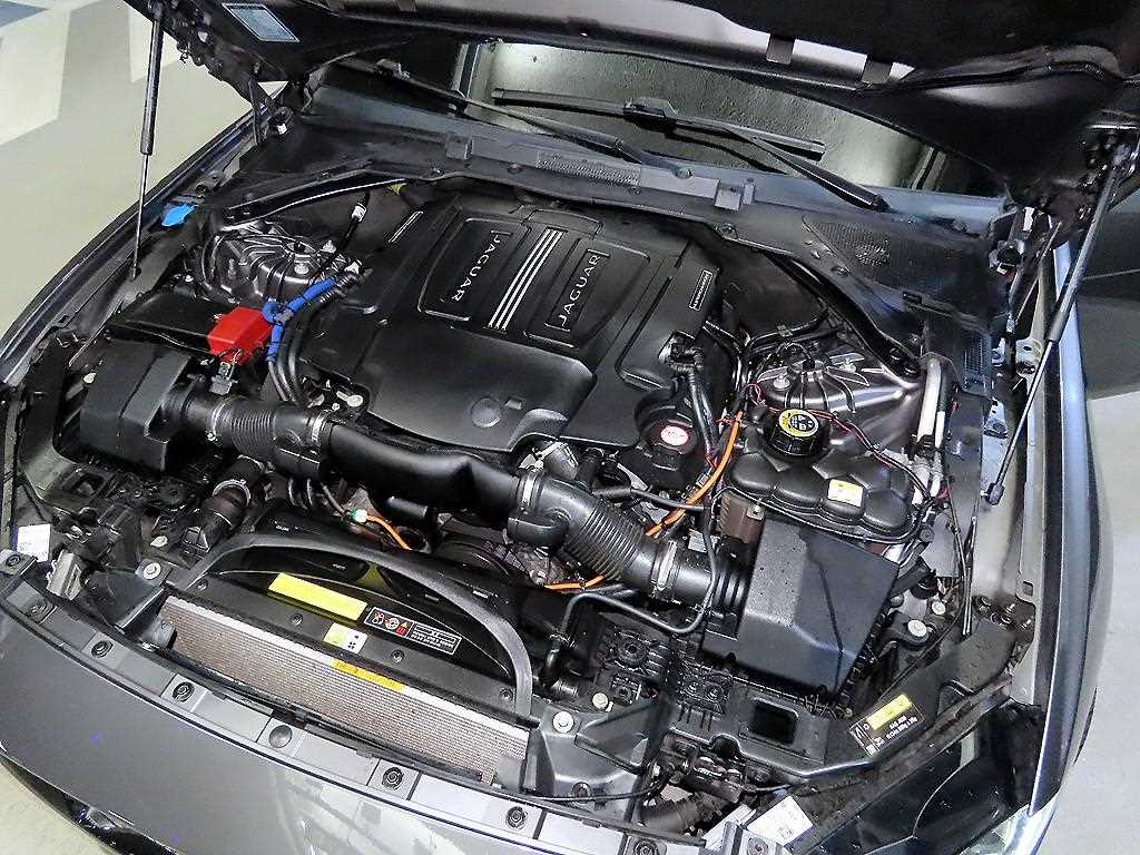 Jaguar XE — photo 19
