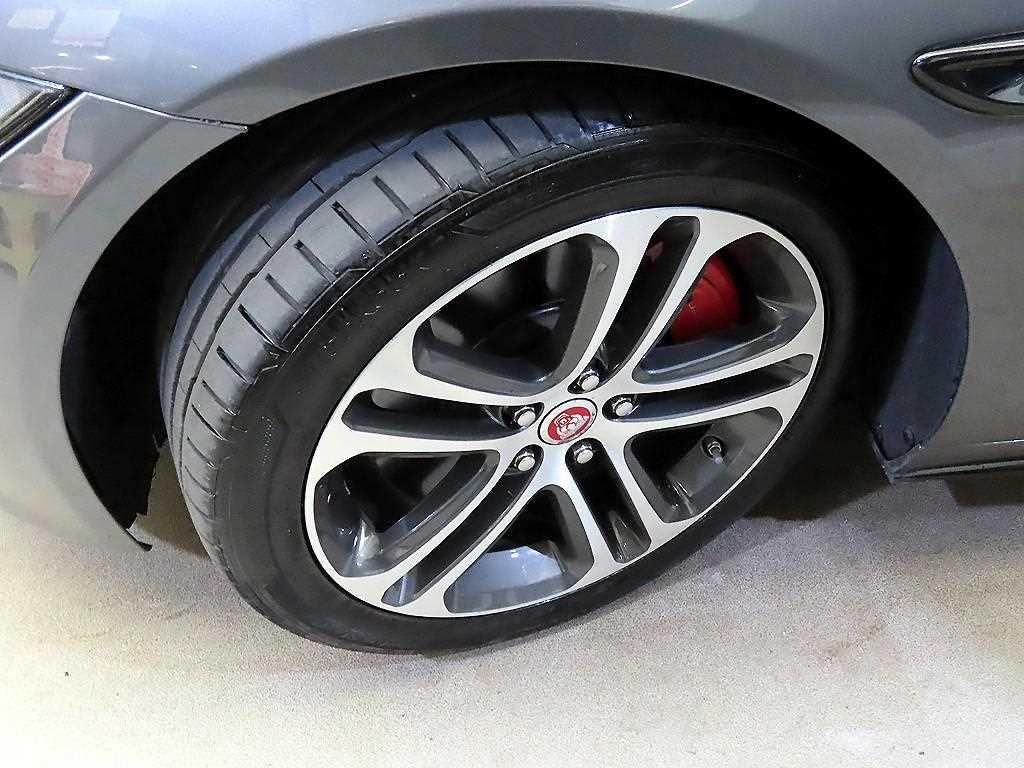 Jaguar XE — photo 20