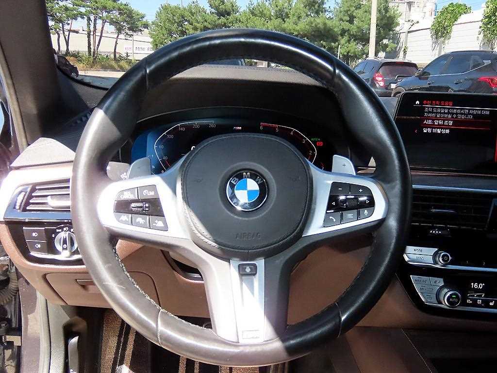 BMW 5-Series — photo 08