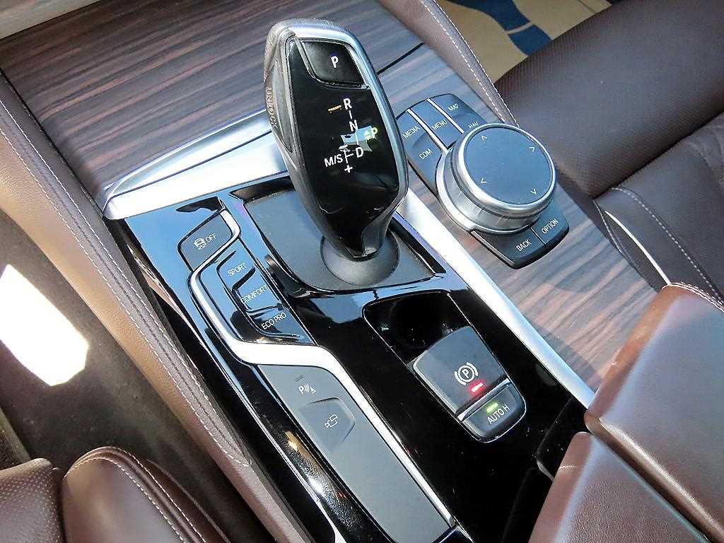 BMW 5-Series — photo 11