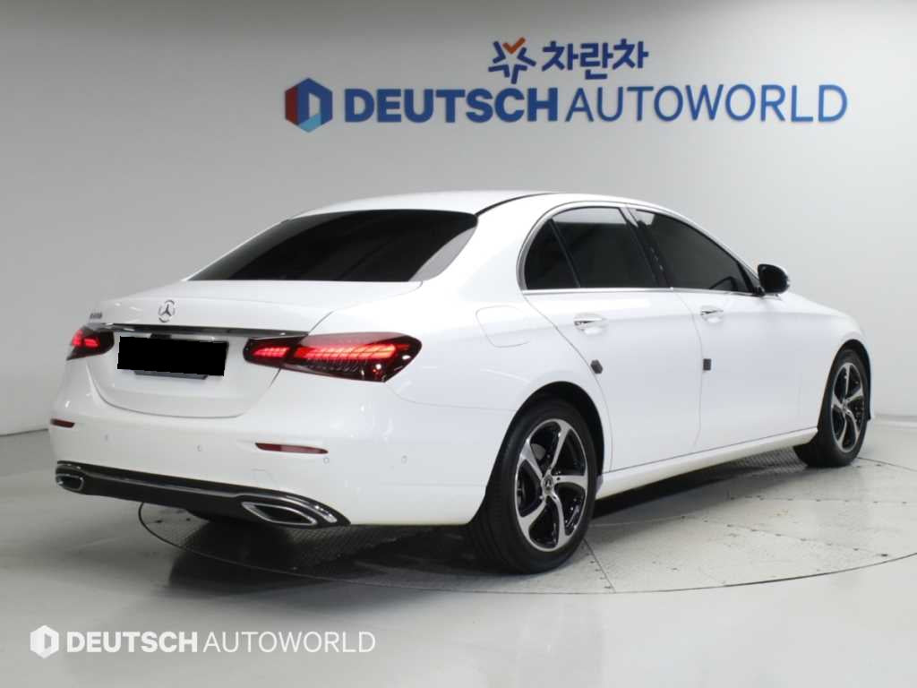 Mercedes-Benz E-Class — photo 02