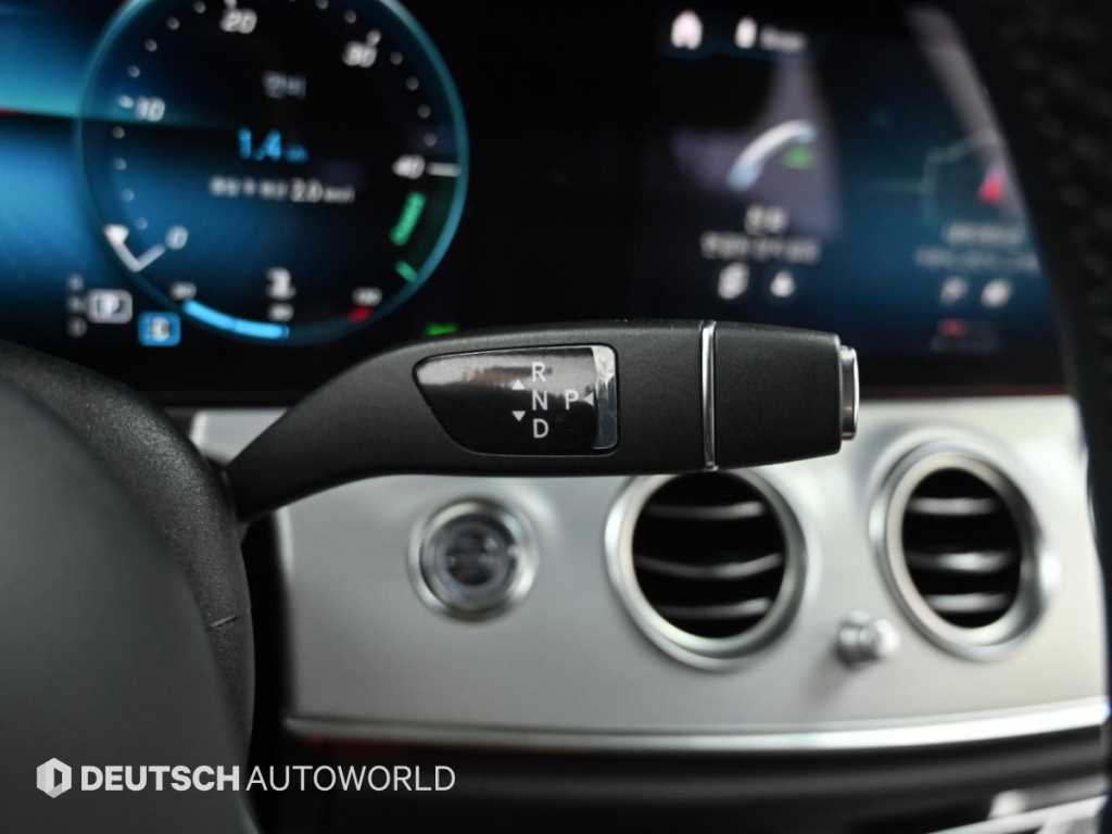 Mercedes-Benz E-Class — photo 09