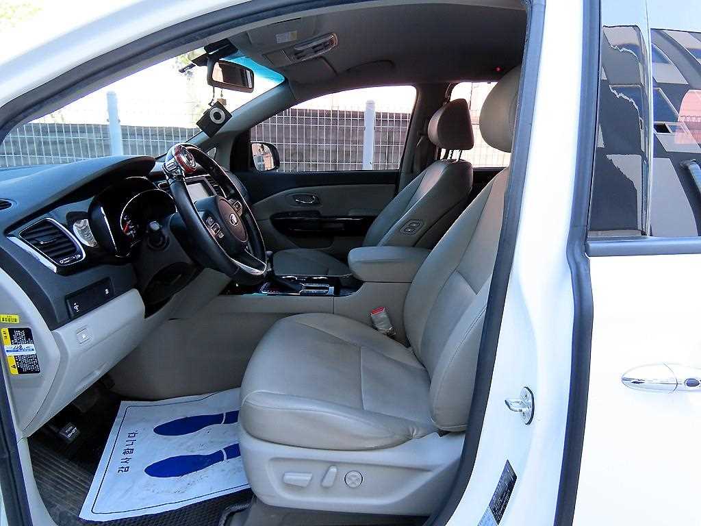Kia Carnival — photo 05