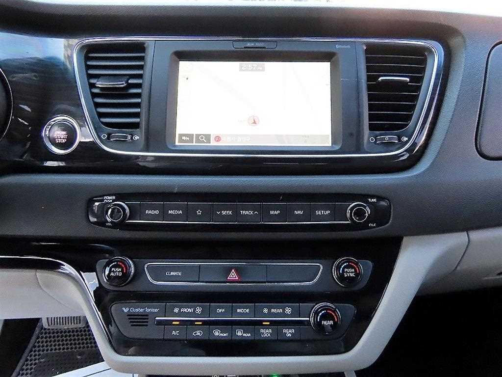 Kia Carnival — photo 14