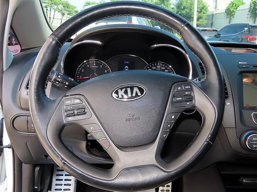 Kia K3 — photo 08