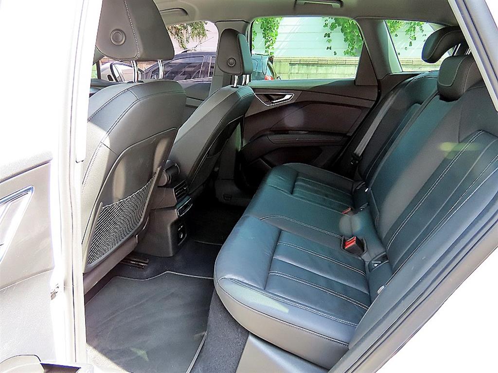 Audi Q4 e-tron — photo 06