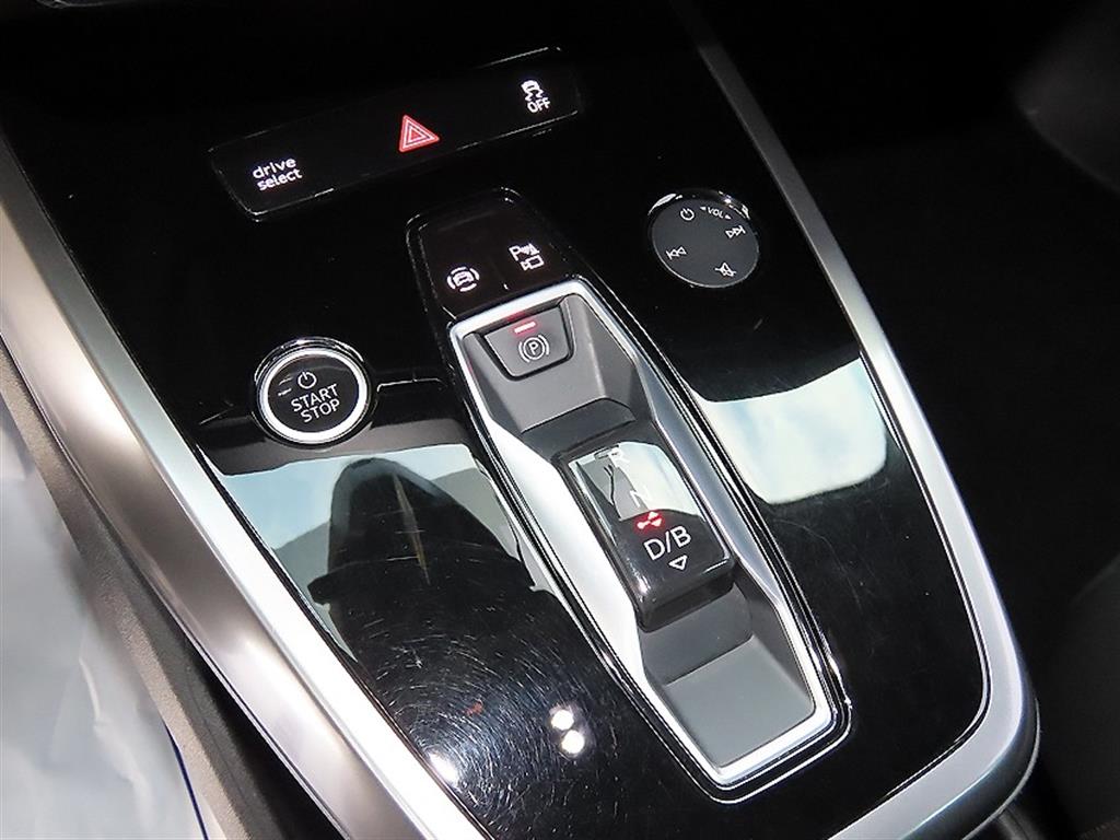Audi Q4 e-tron — photo 11