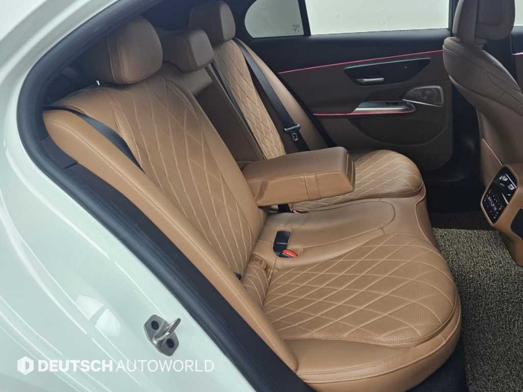 Mercedes-Benz E-Class — photo 12