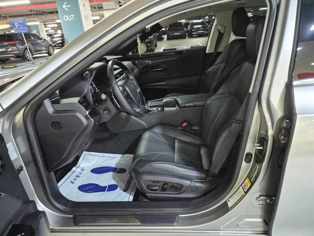 Lexus ES — photo 06