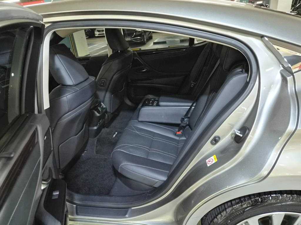 Lexus ES — photo 07