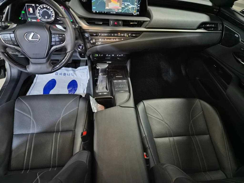 Lexus ES — photo 10