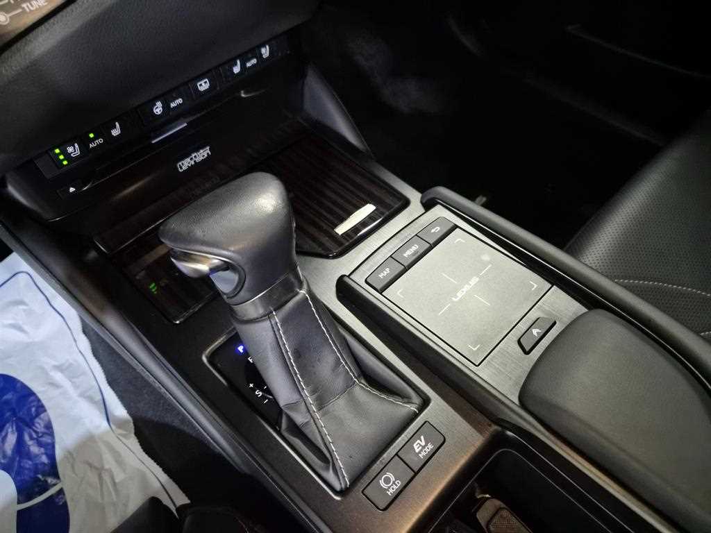 Lexus ES — photo 11