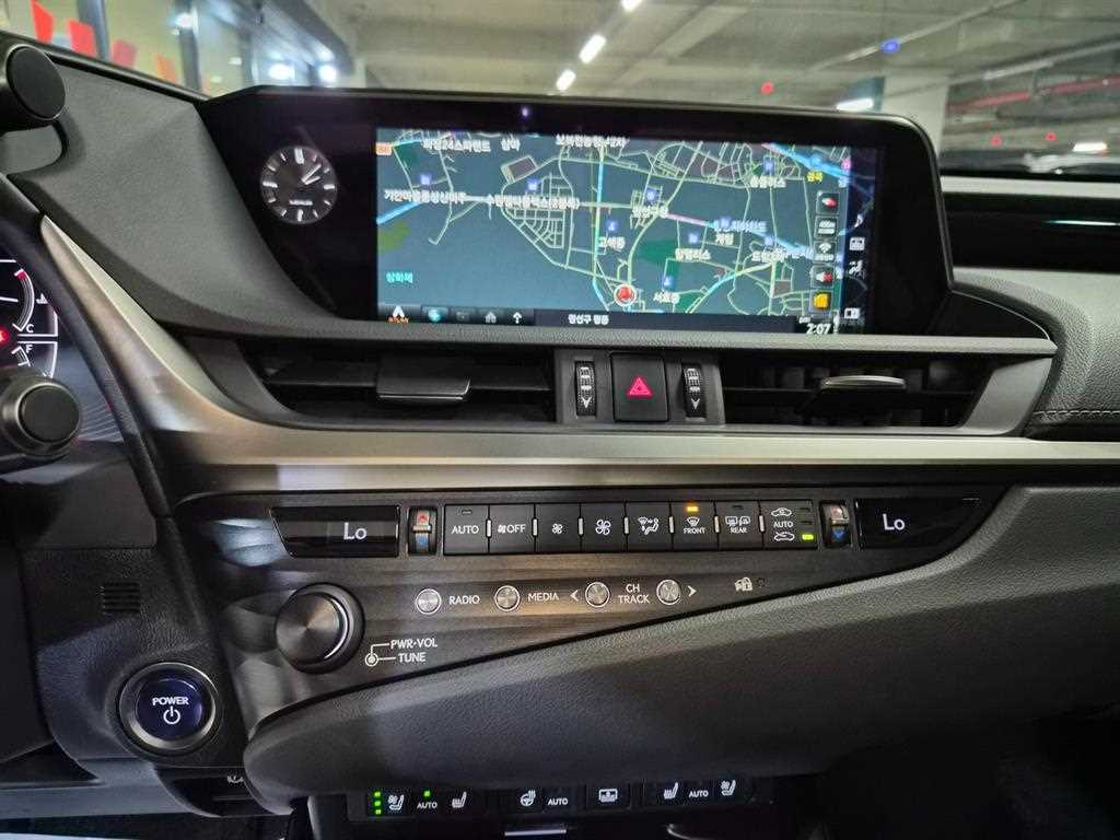 Lexus ES — photo 14