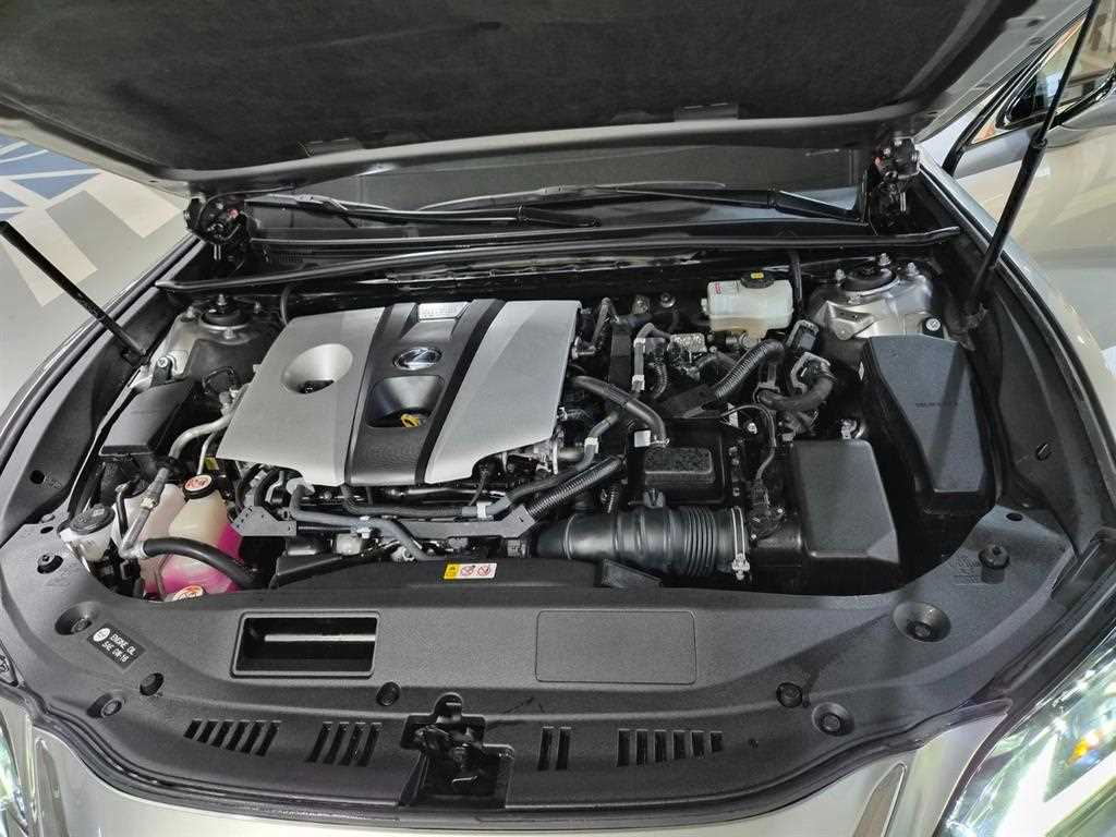 Lexus ES — photo 19