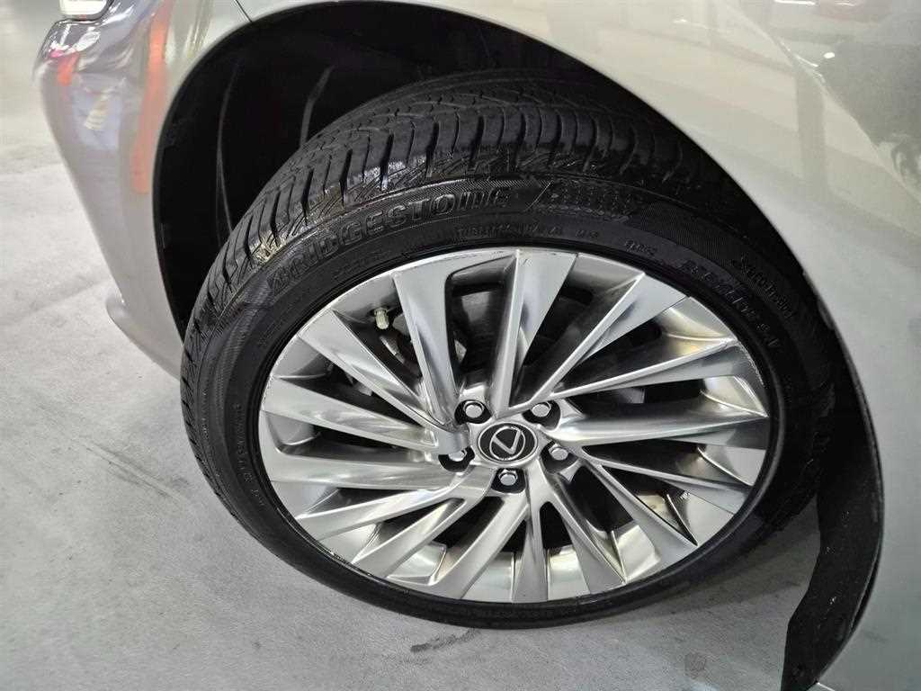 Lexus ES — photo 20