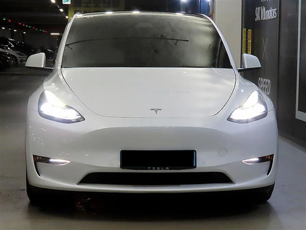 Tesla Model Y — photo 02