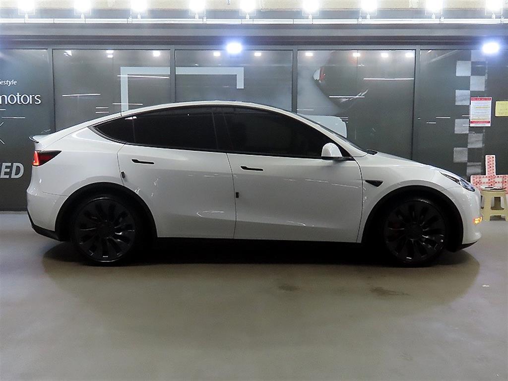Tesla Model Y — photo 03