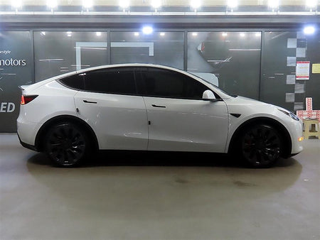Tesla Model Y — photo 03