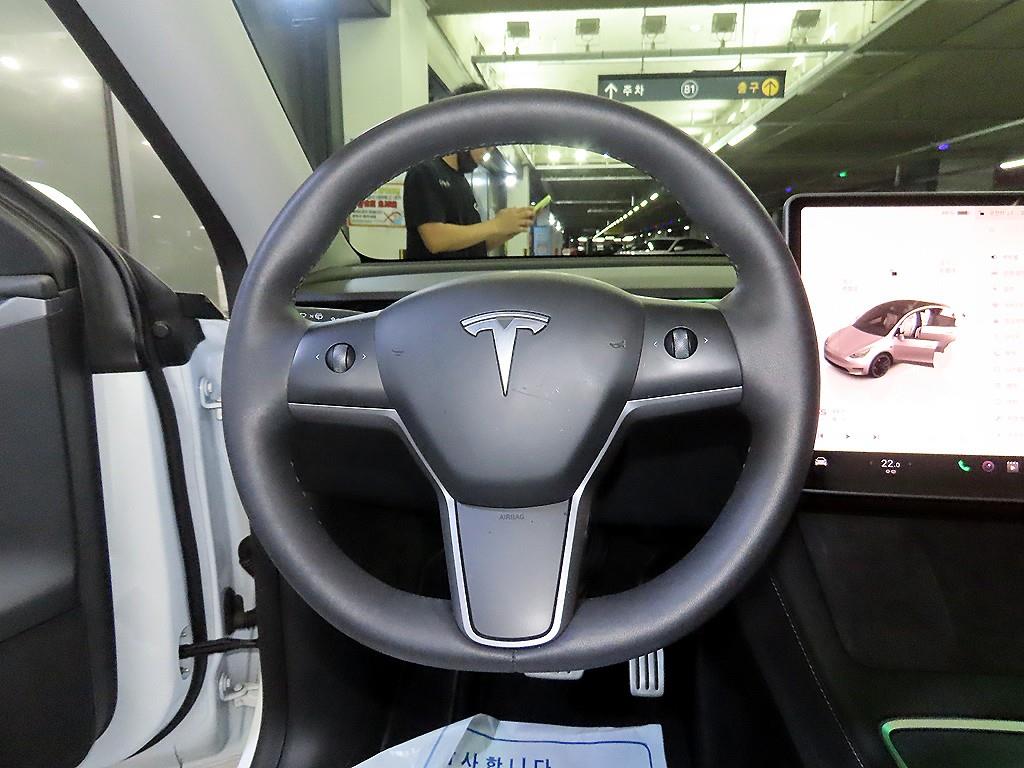 Tesla Model Y — photo 08