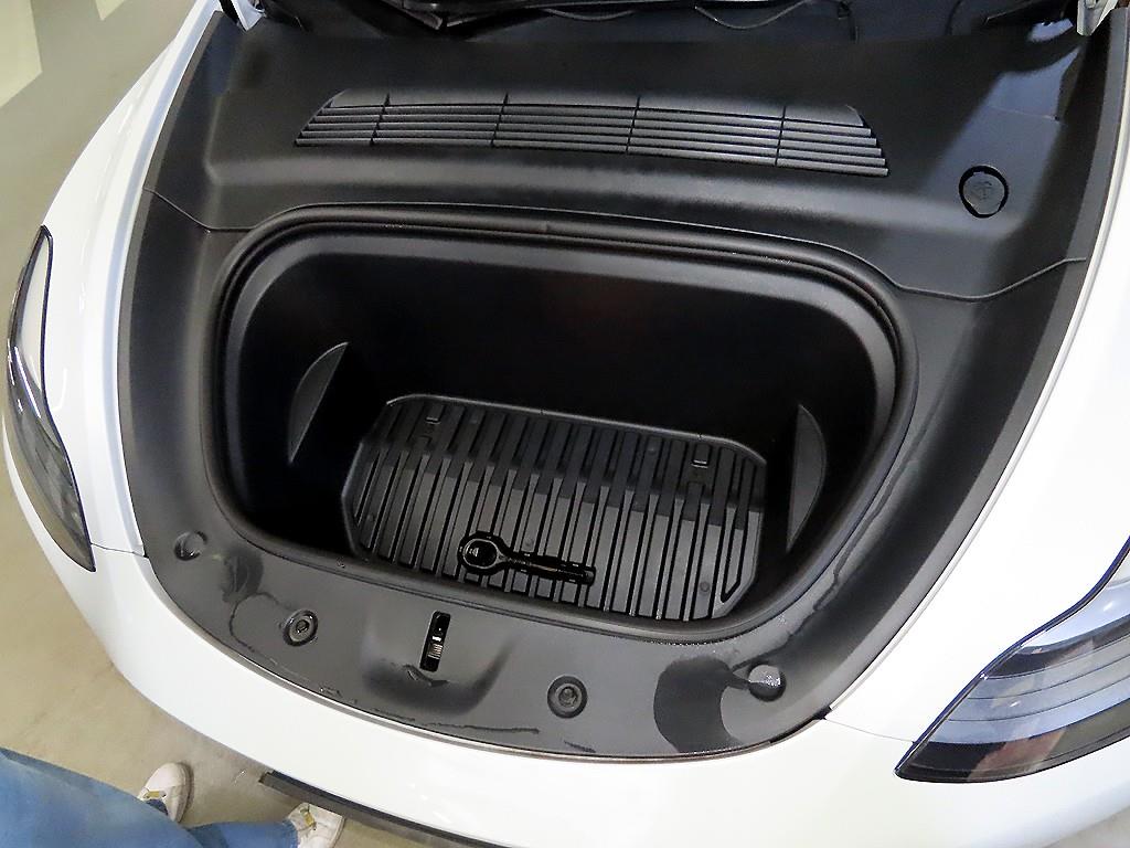 Tesla Model Y — photo 18