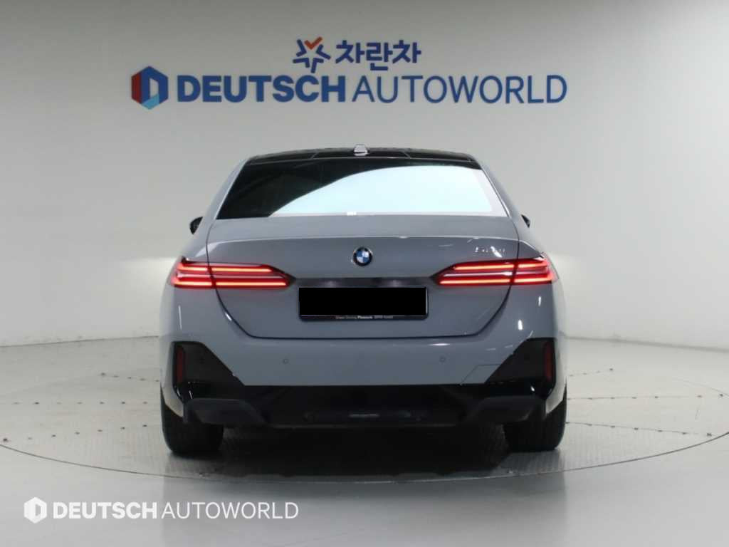 BMW 5-Series — photo 04