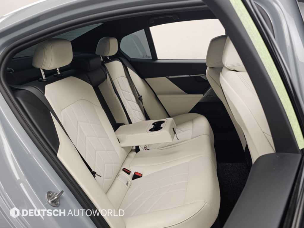 BMW 5-Series — photo 12