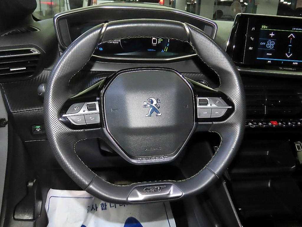 Peugeot 208 — photo 08