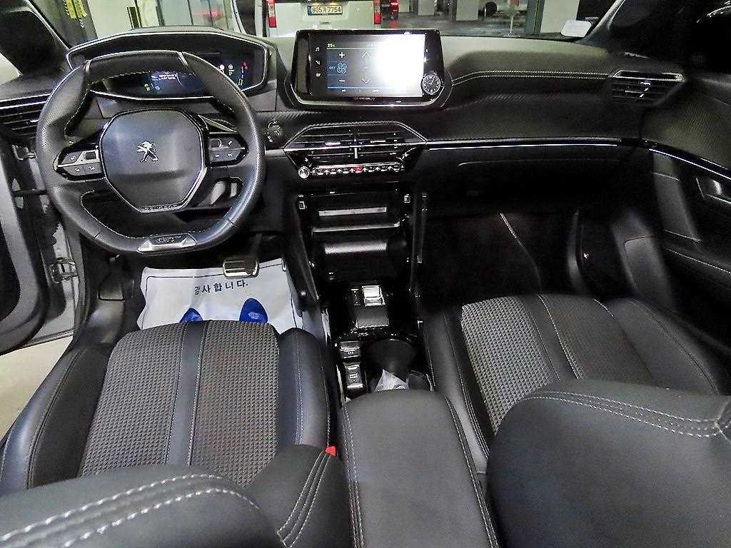 Peugeot 208 — photo 10