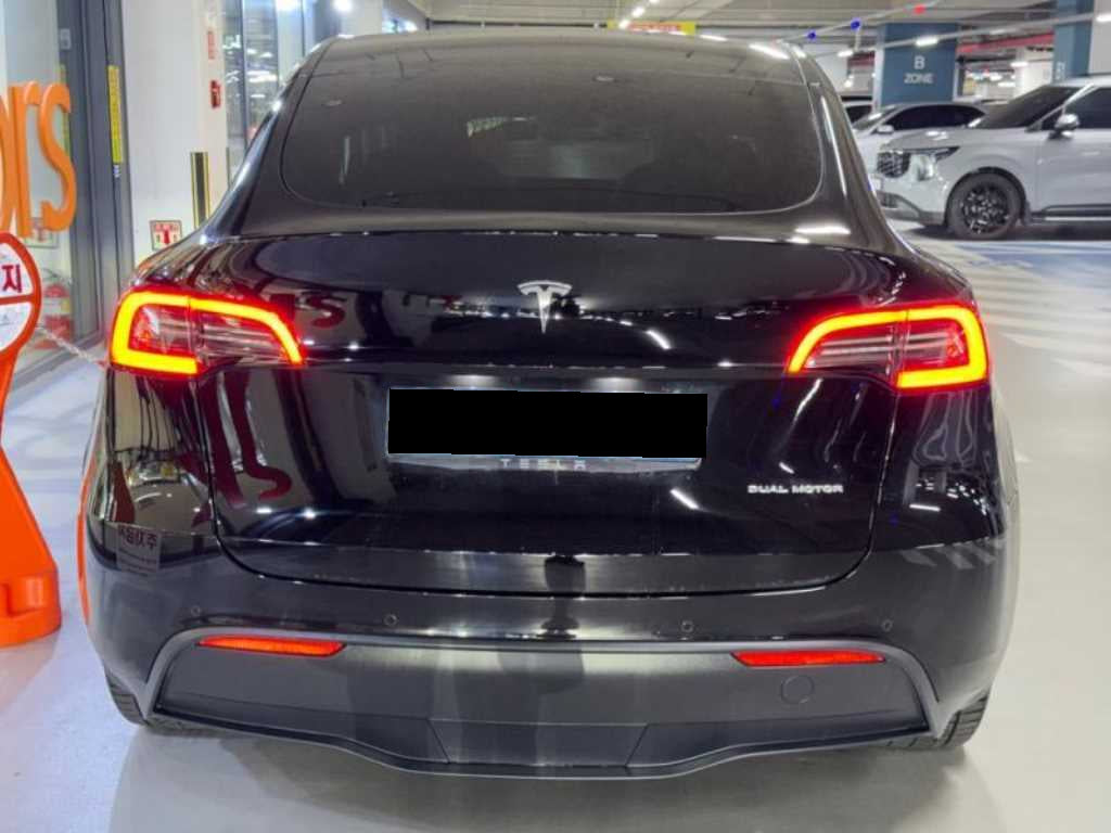 Tesla Model Y — photo 05