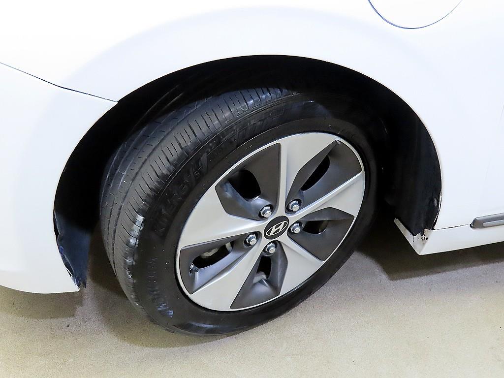 Hyundai Ioniq — photo 19