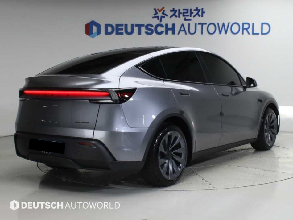 Tesla Model Y — photo 02