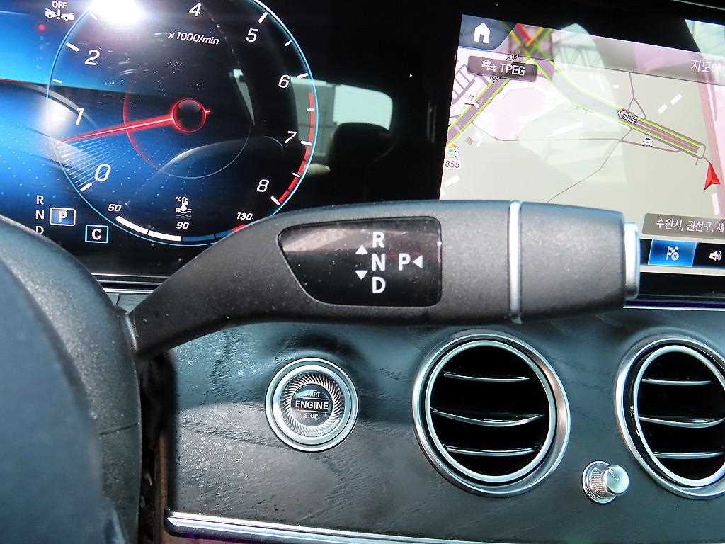 Mercedes-Benz E-Class — photo 10