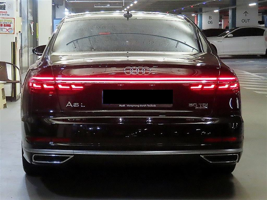Audi A8 — photo 05
