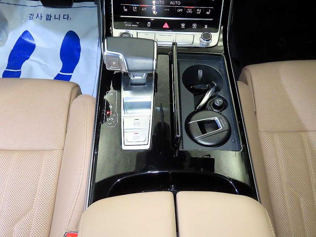 Audi A8 — photo 12