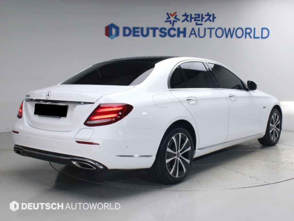 Mercedes-Benz E-Class — photo 02