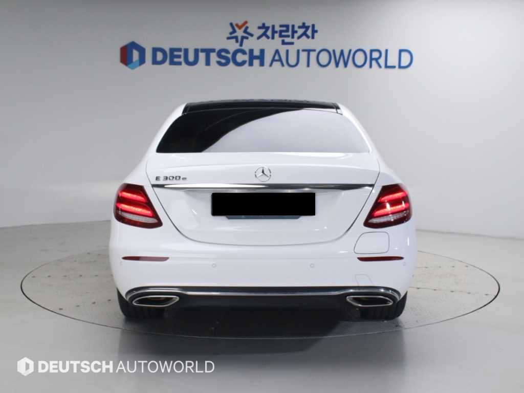 Mercedes-Benz E-Class — photo 04