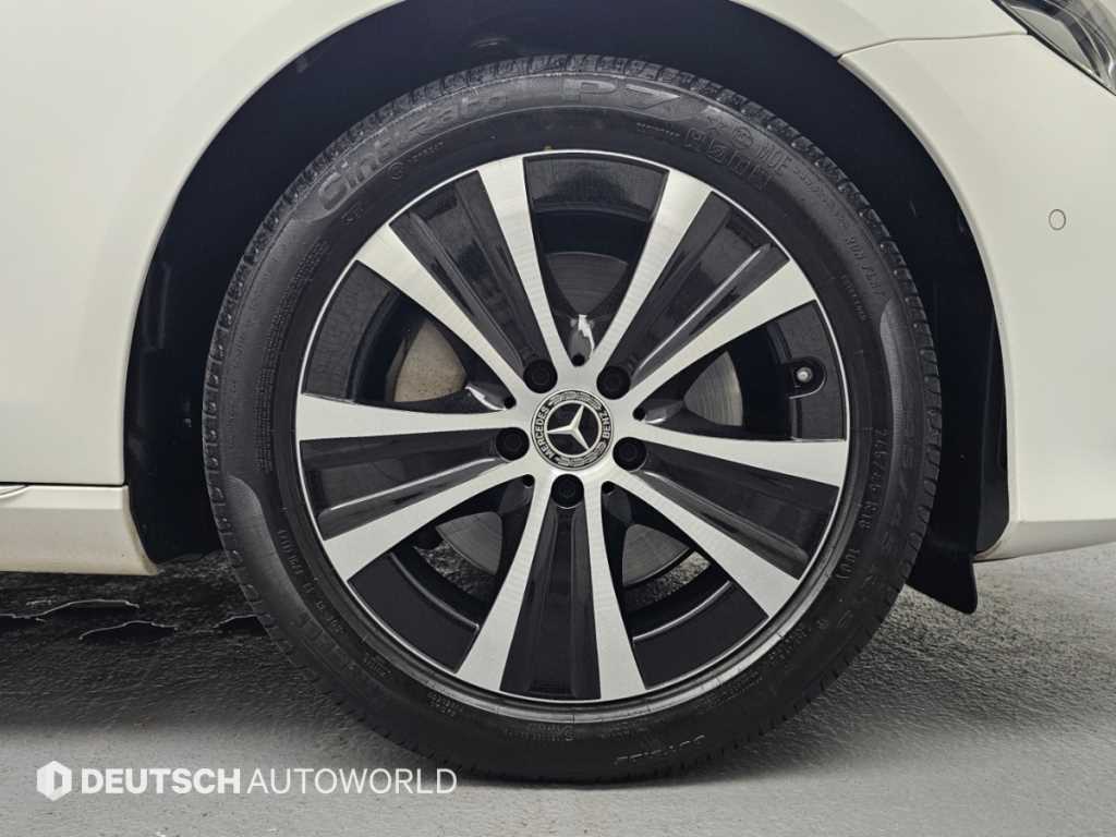 Mercedes-Benz E-Class — photo 05