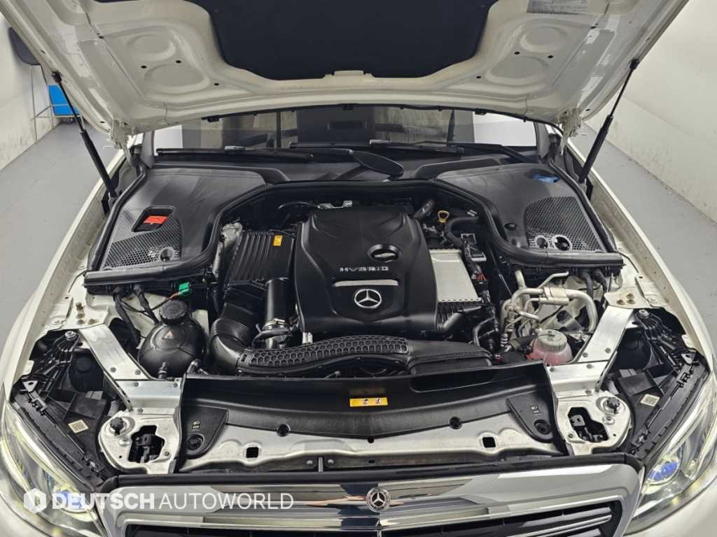 Mercedes-Benz E-Class — photo 06