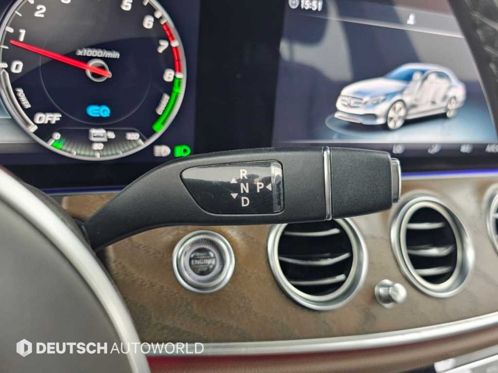 Mercedes-Benz E-Class — photo 09