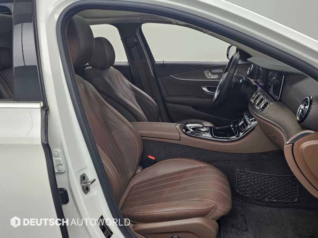 Mercedes-Benz E-Class — photo 10