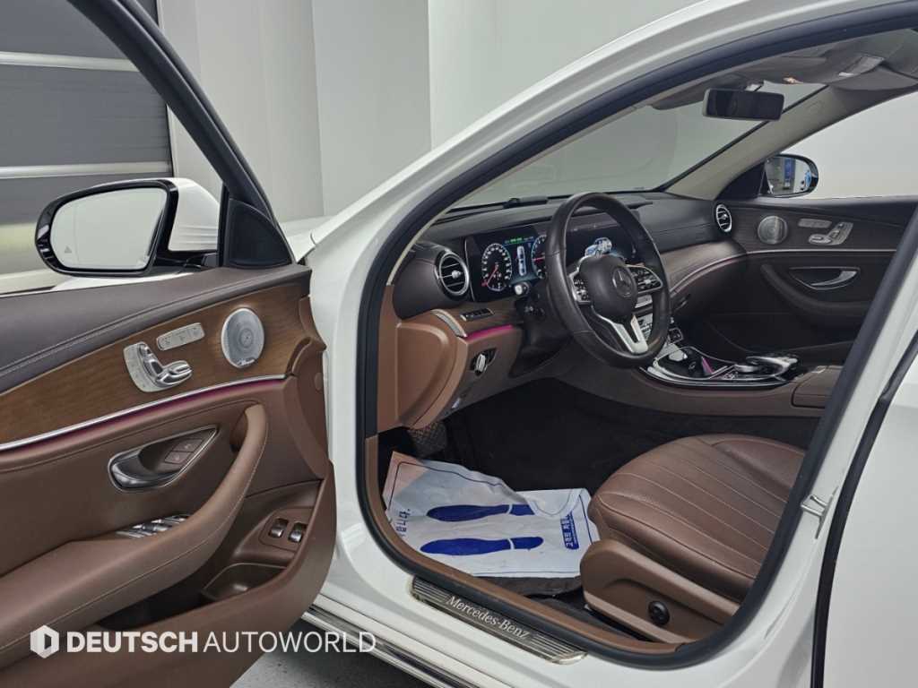 Mercedes-Benz E-Class — photo 11