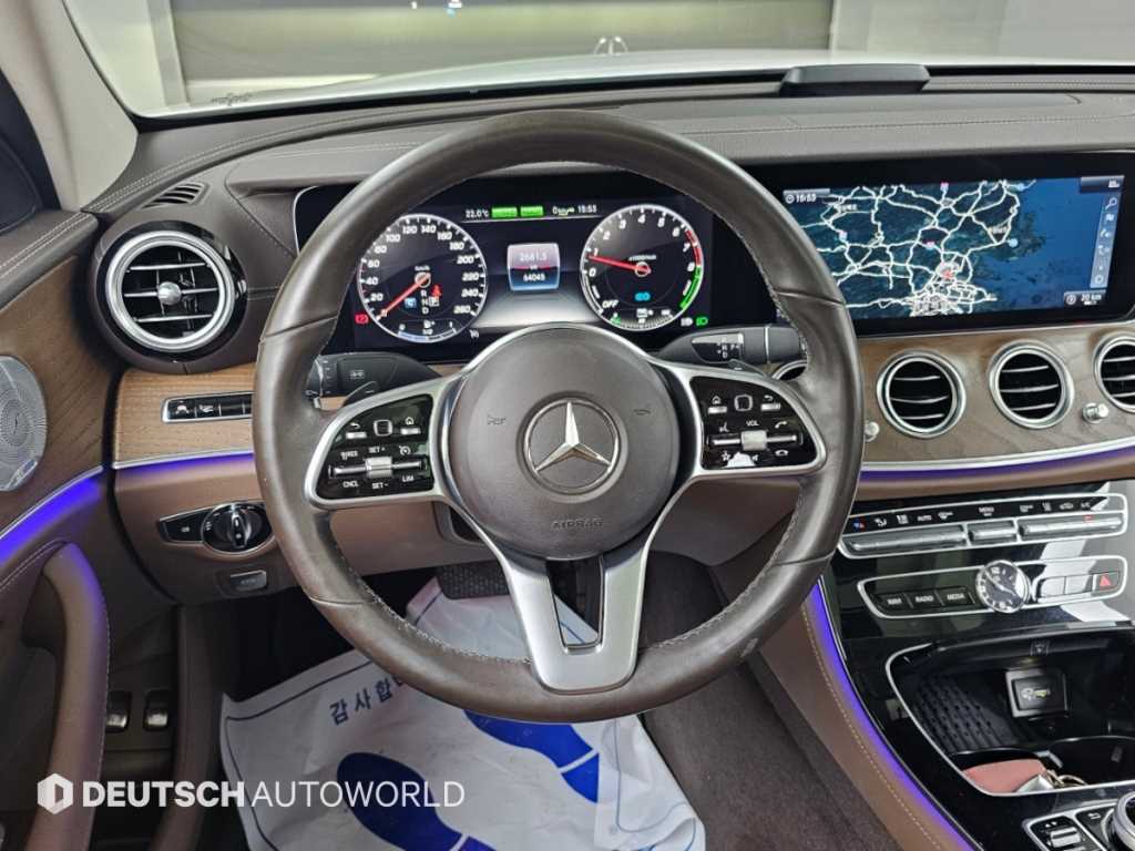 Mercedes-Benz E-Class — photo 13