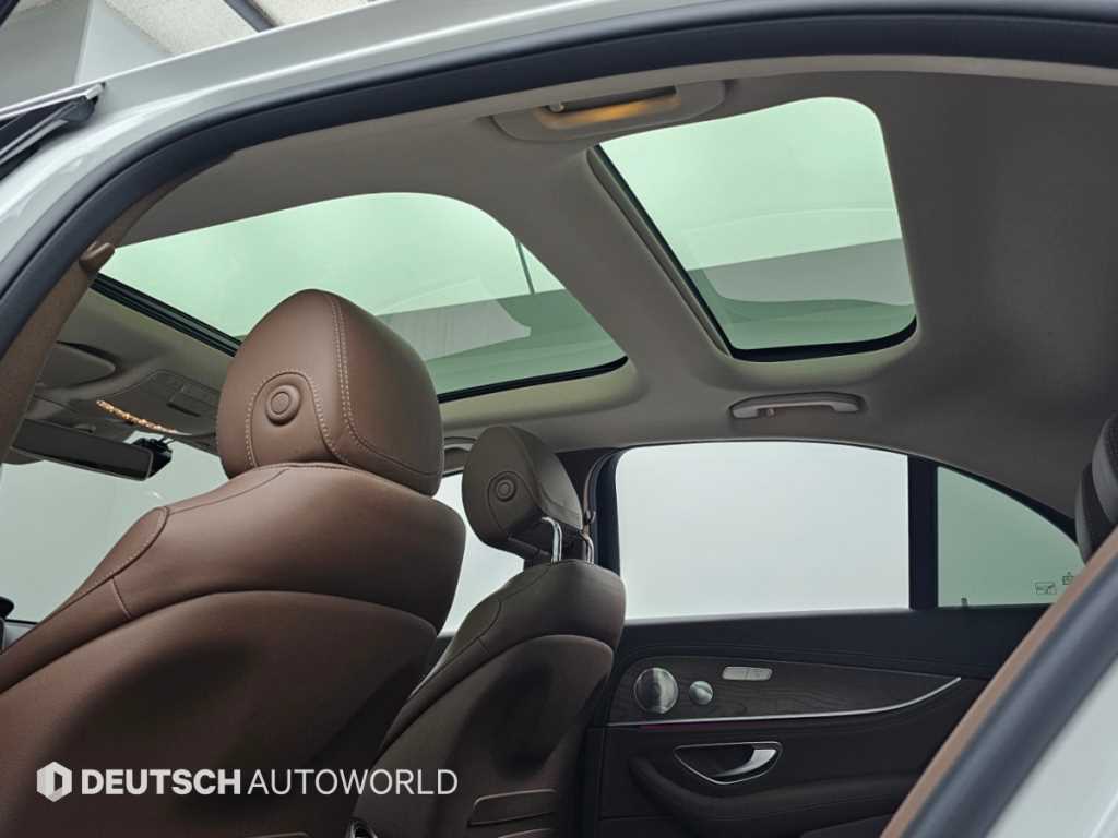Mercedes-Benz E-Class — photo 18