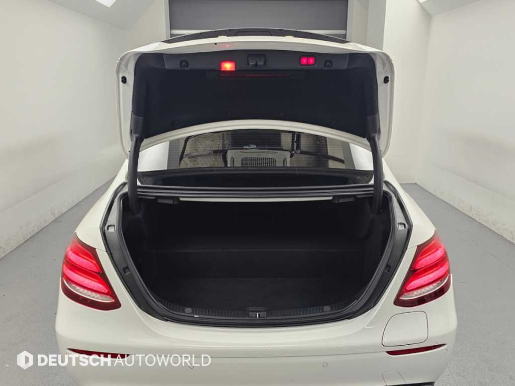 Mercedes-Benz E-Class — photo 19