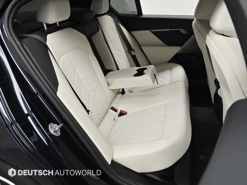 BMW 5-Series — photo 12