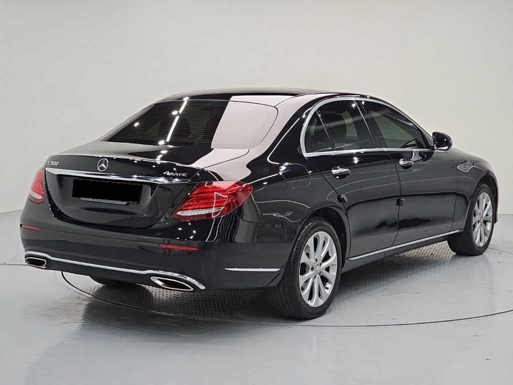 Mercedes-Benz E-Class — photo 04