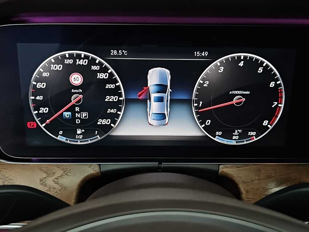 Mercedes-Benz E-Class — photo 06