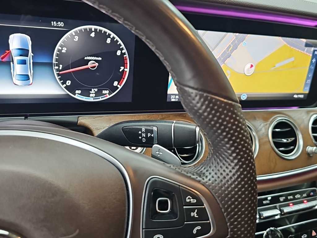 Mercedes-Benz E-Class — photo 08